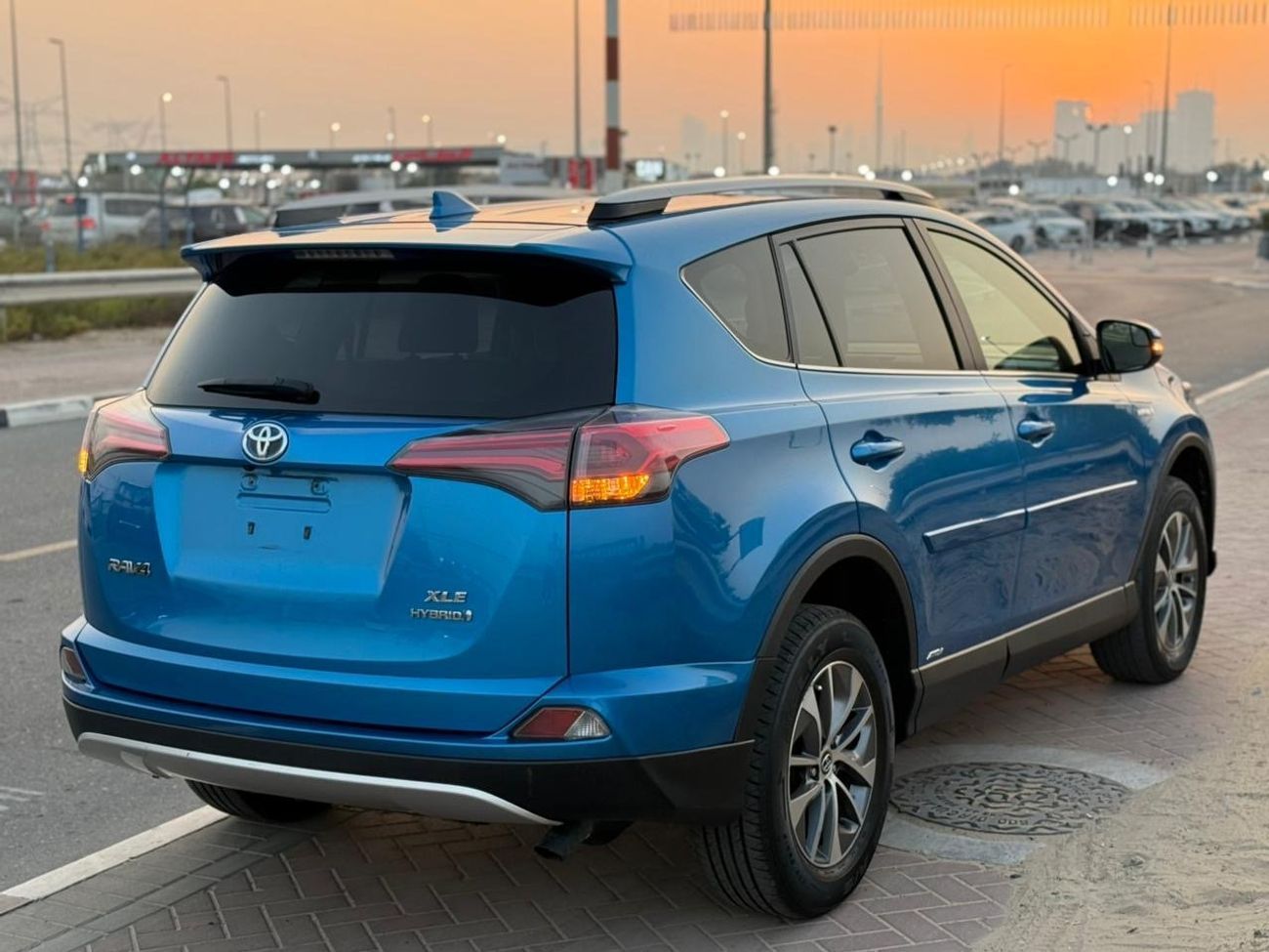 Toyota RAV4 XLE 2.5L Hybrid XLE sunroof, full Option