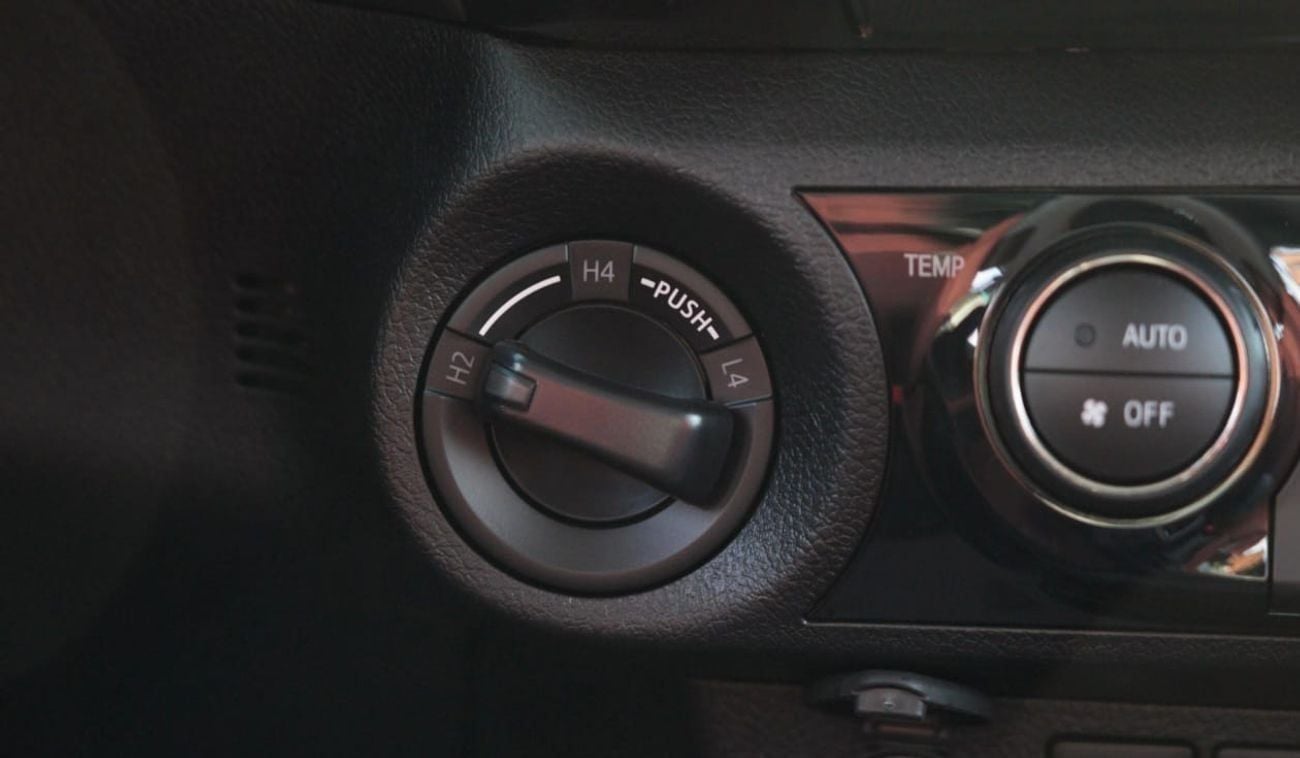 تويوتا هيلوكس SR5 2.7L 4WD A/T