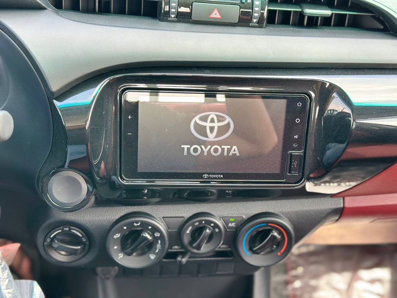 تويوتا هيلوكس سنغل كبين 2.4 لتر 4X4 ديزل ناقل حركة يدوي // 2026 // المواصفات القياسية: نوافذ كهربائية، مشغل DVD //