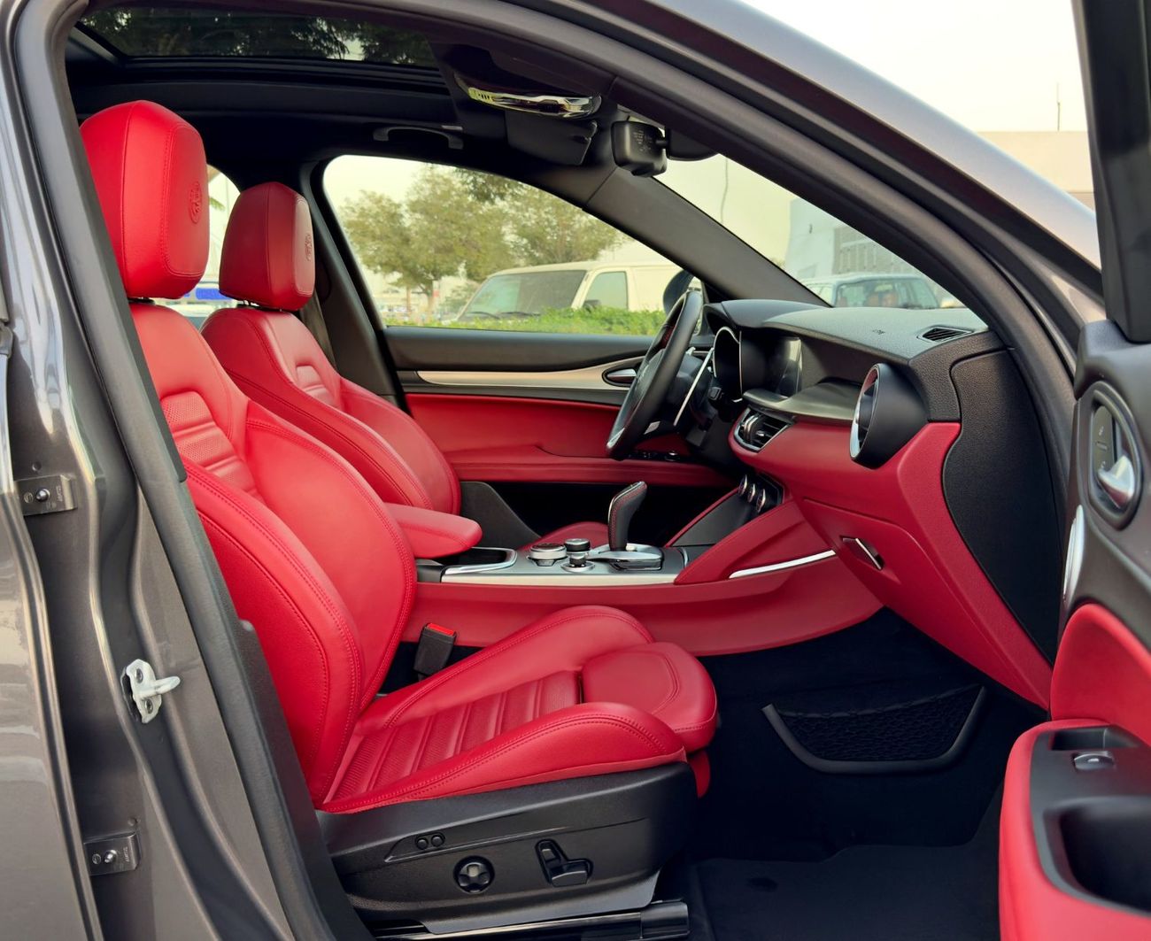 ألفا روميو ستيلفيو Veloce 2.0L