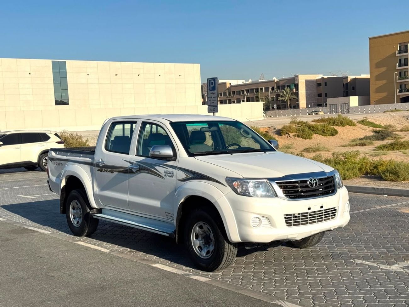 Toyota Hilux GLX Toyota Hilux 2015Model 2.7L petrol Engine v4 4x4 colour white Transmission Automatic Interior.gr