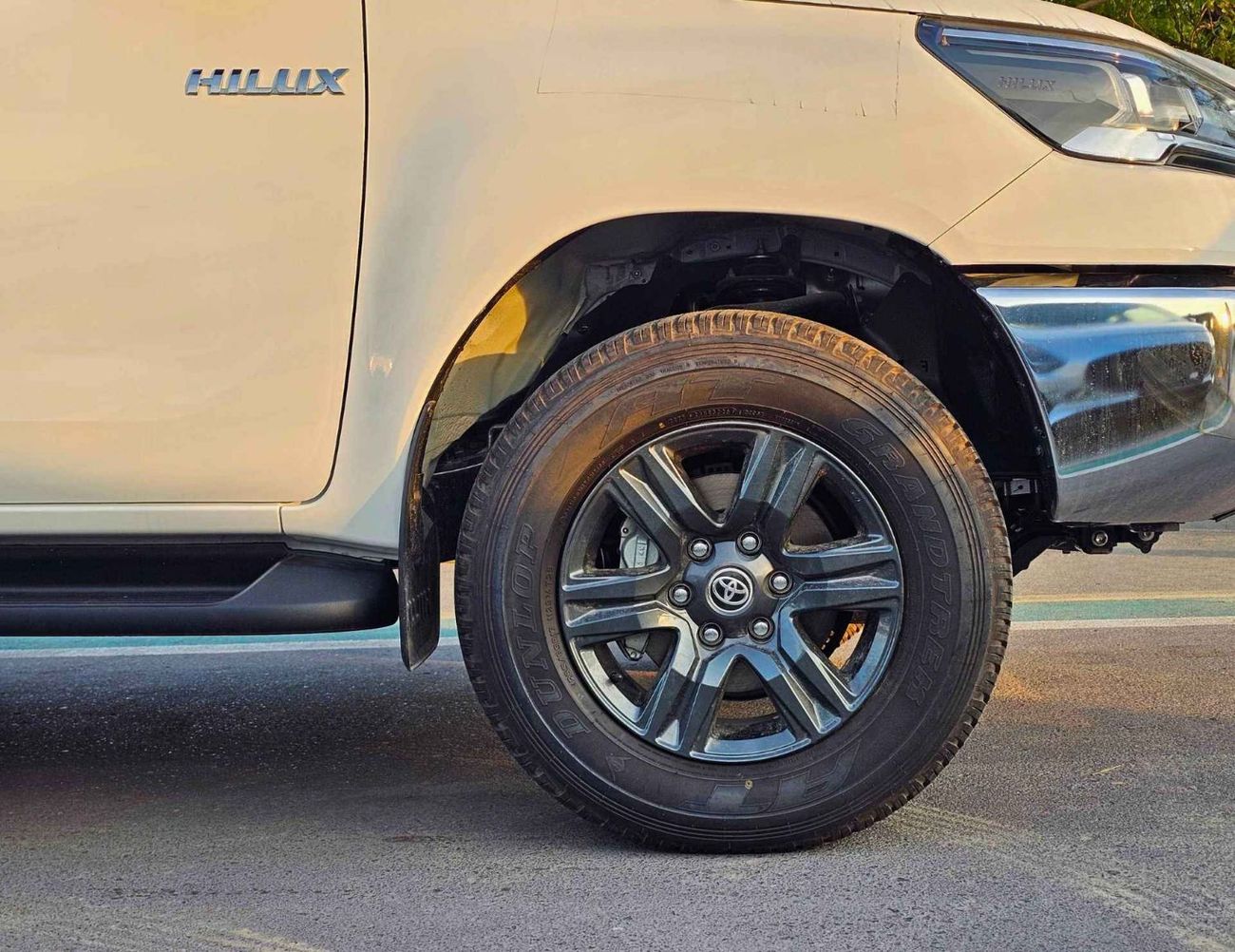 تويوتا هيلوكس SR5 WIDE BODY / 2.4L V4 DIESEL M/T / CHROME BUMPERS / DVD CAMERA / PUSH START / FULL OPTION (CODE # 