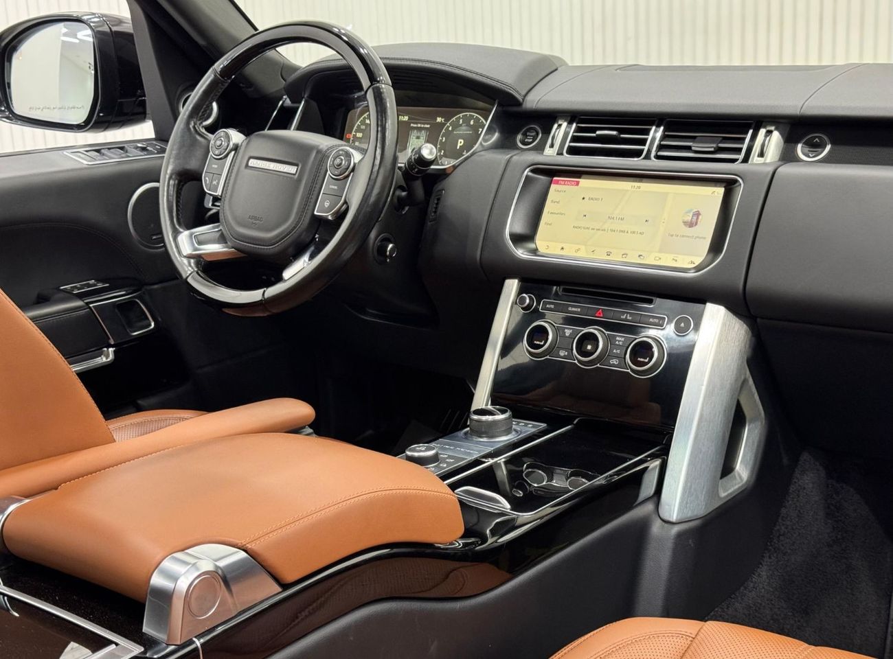 Land Rover Range Rover Vogue 5.0L 2017 Range Rover Vogue SE LWB V8, Aug 2028 Al-Tayer Service Package, 1 Year Warranty, GCC