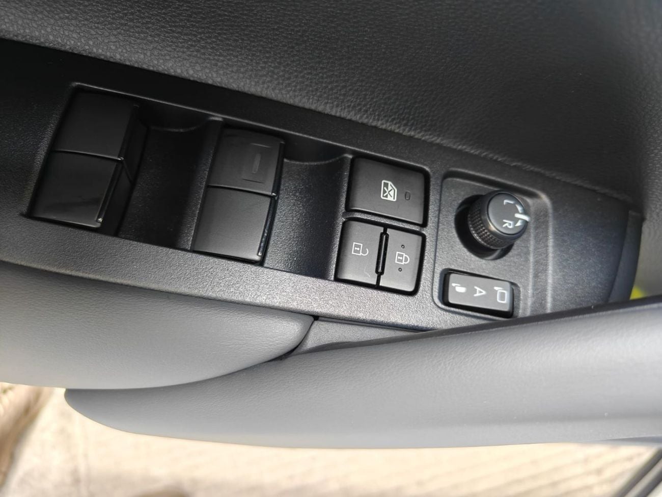 تويوتا فرونتلاندر Toyota FRONTLANDER 2.0L (LEATHER SEATS) LEADING VERSION