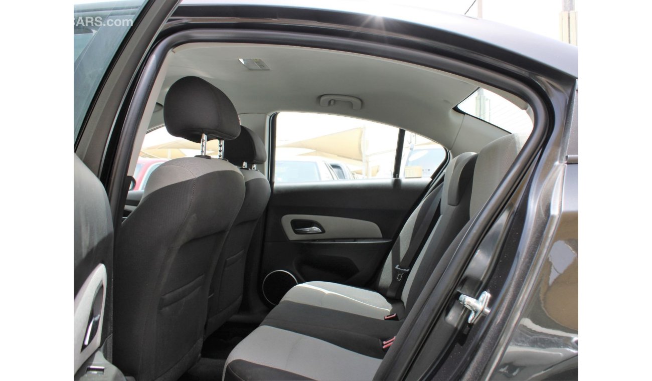 Chevrolet Cruze LT ACCIDENTS FREE - GCC - MID OPTION - CAR IS IN PERFECT CONDITION INSIDE OUT