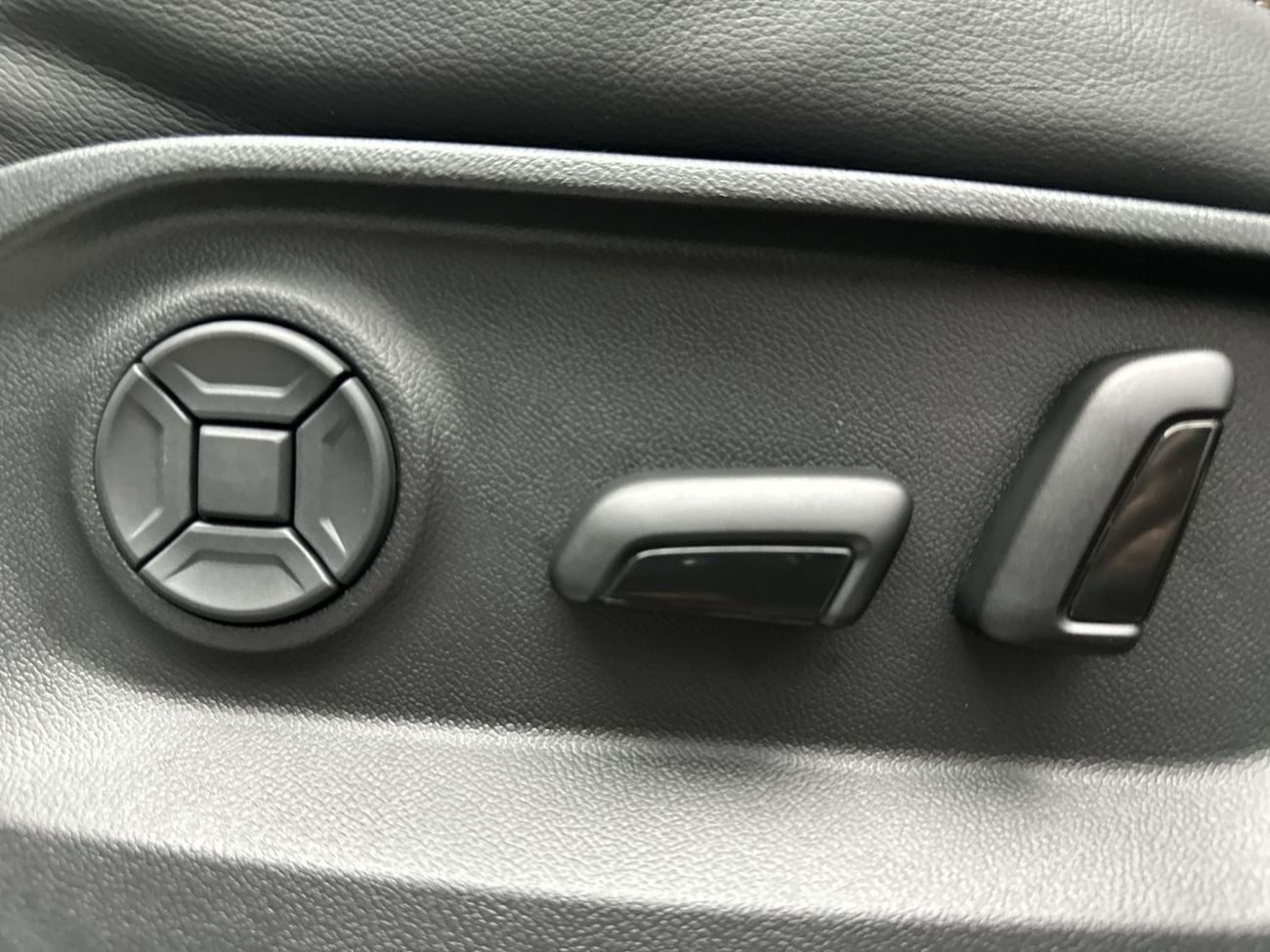 فولكس واجن طوارق ELEGANCE with Sunroof - Leather Seats 3L | 42,100 AED SAVINGS from New Car