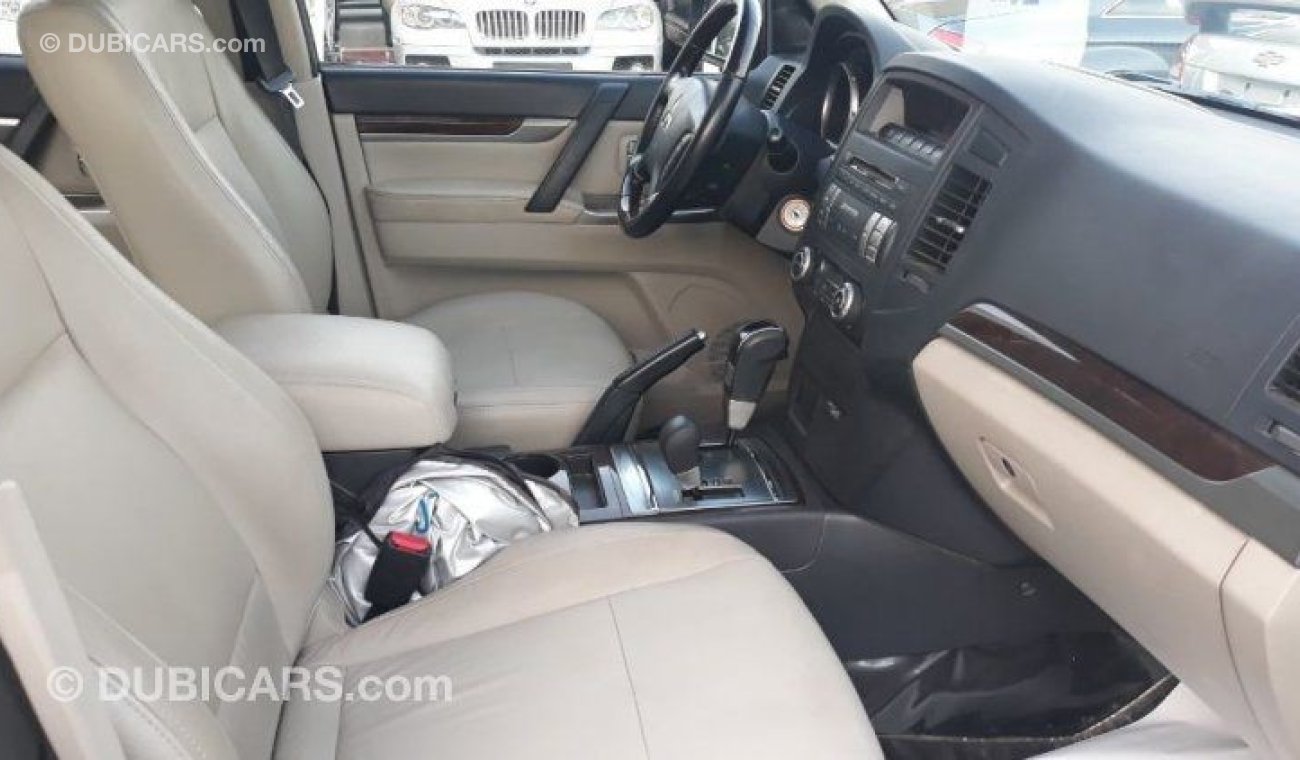Mitsubishi Pajero 2013  Gls 3.5ltr Gulf Specs Full options Sunroof Leather interiors