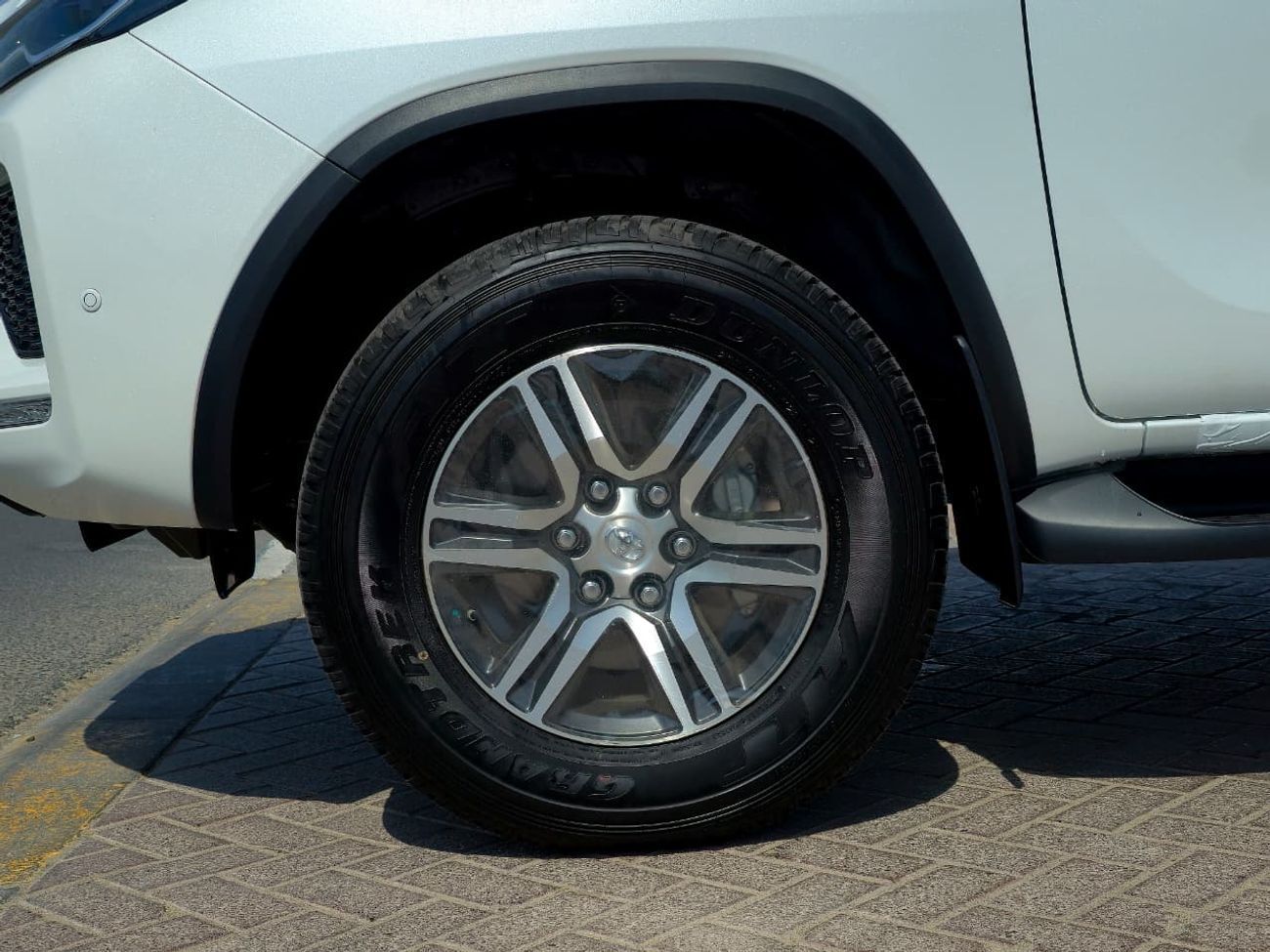 Toyota Fortuner TOYOTA FORTUNER PETROL 2.7 - MANUAL A.C - ALLOY WHEELS - 2025 MODEL - WHITE INSIDE BROWN - GCC SPECS