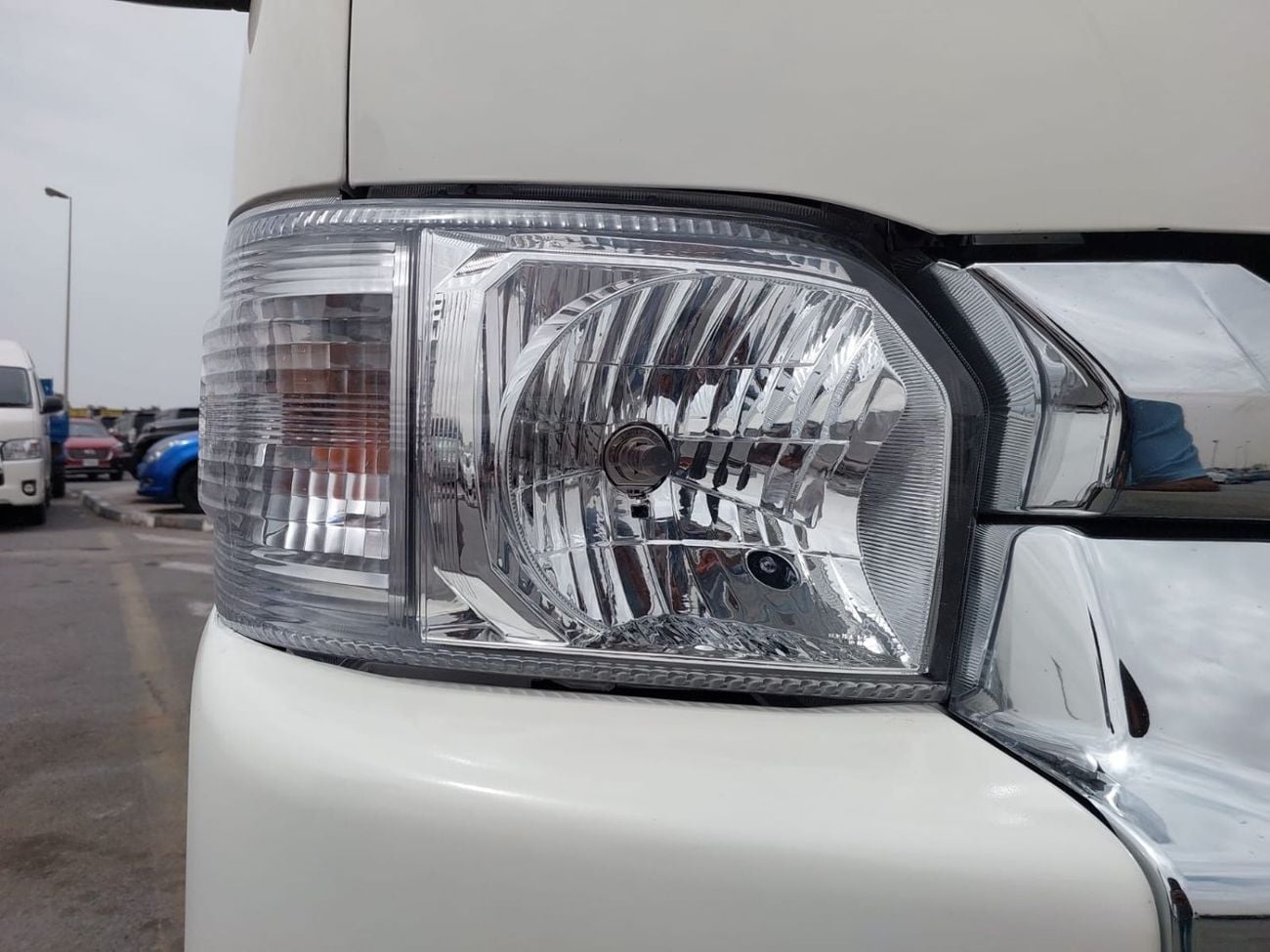 Toyota Hiace TOYOTA HIACE COMMUTER VAN RHD 2015 MODEL 3.0 L DIESEL AUTOMATIC(PM15106)