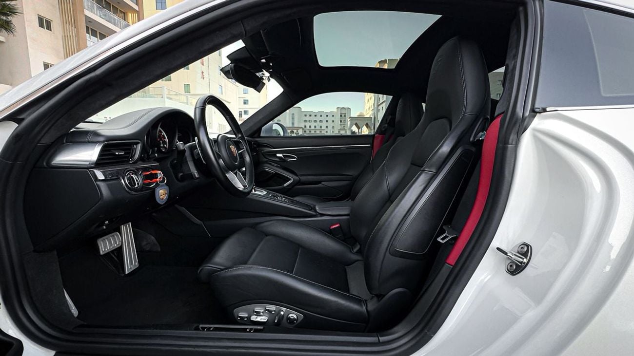 Porsche 911 Turbo S 3.8L (560 HP) Coupe