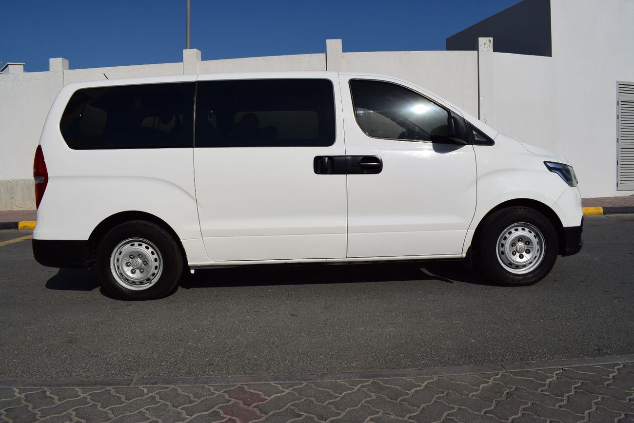 هيونداي H-1 Hyundai H-1 Passenger Van 9 seater, model:2020. Excellent condition