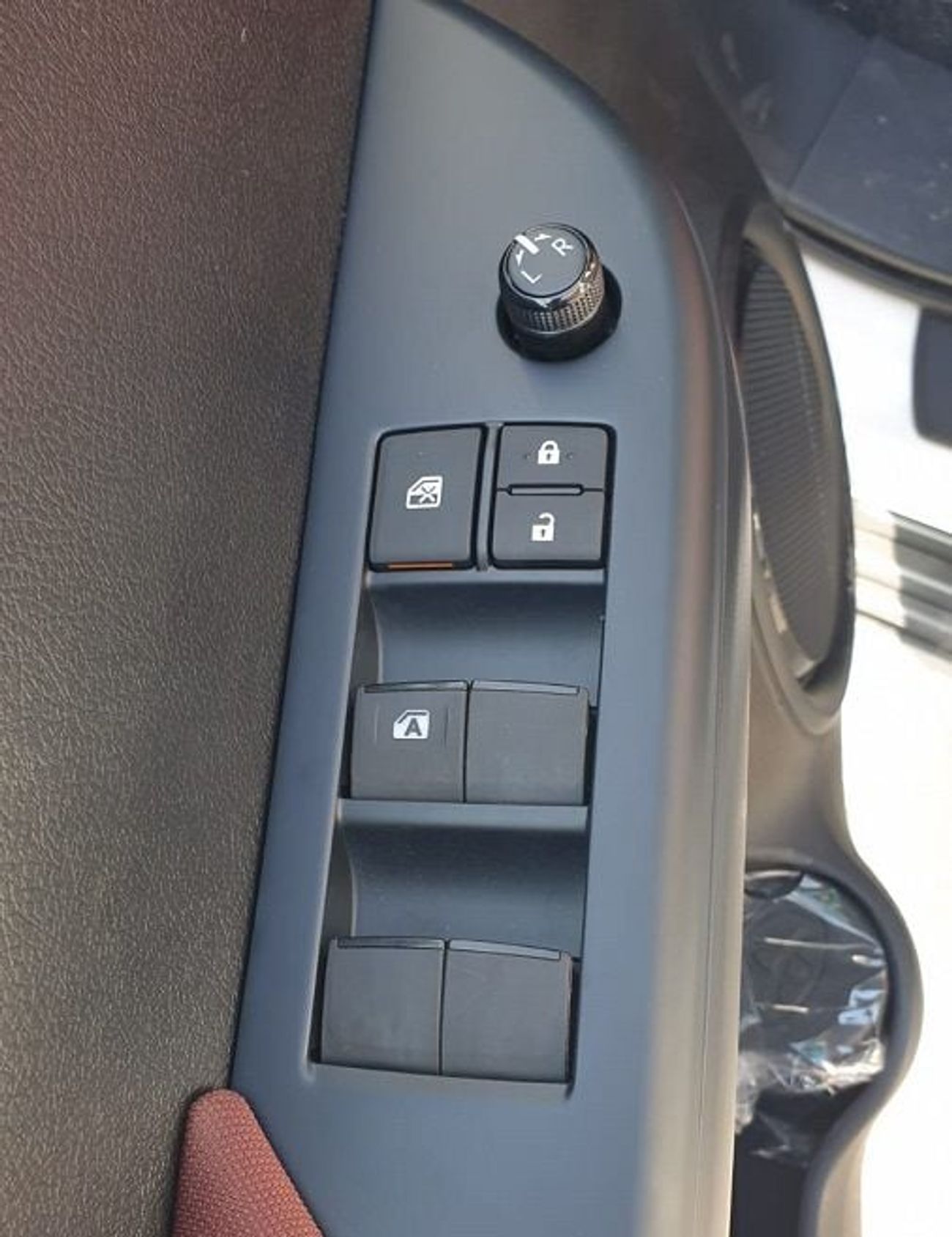 Toyota Hilux 2.4L - 4WD - MT - PW (DIESEL)