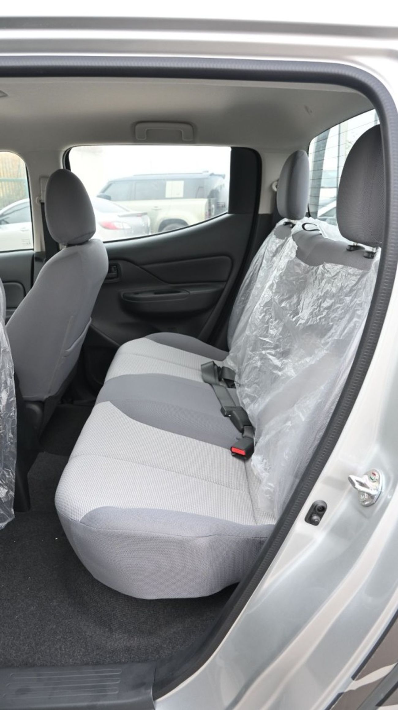 Mitsubishi L200 MITSUBISHI L-200 2.5L DIESEL DCAB 2WD GL 5/MT WHITE (with Touch Screen, Rear View Camera & Bedliner)