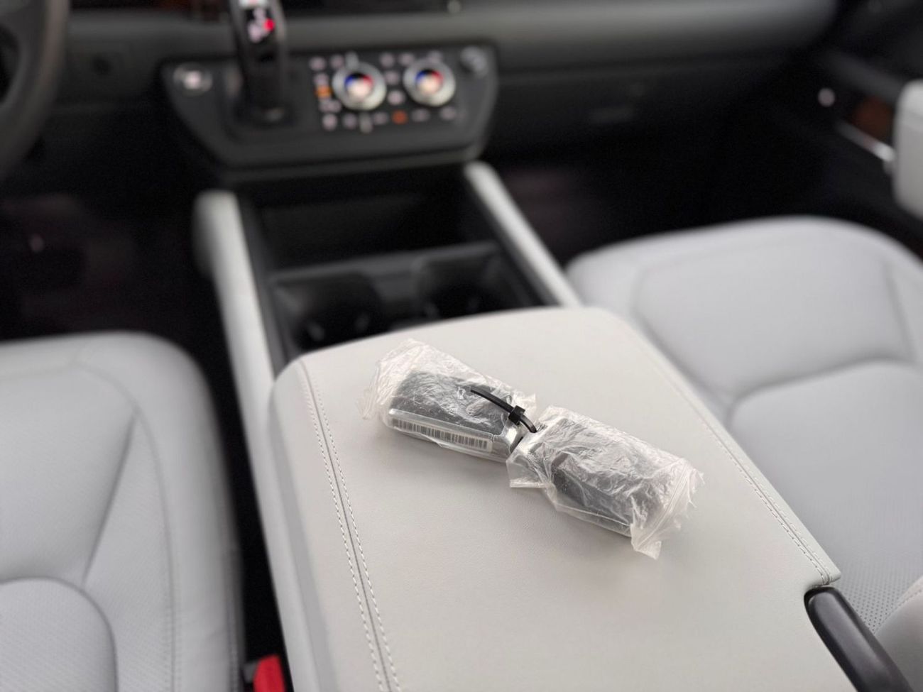 Land Rover Defender P400 110 X-Dynamic HSE 3.0L (5 Seater)