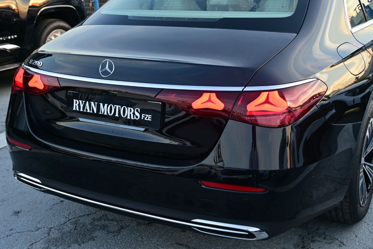 Mercedes-Benz E200 Mercedes-Benz E200 2.0L Turbo + Mild Hybrid Color Black Model 2025