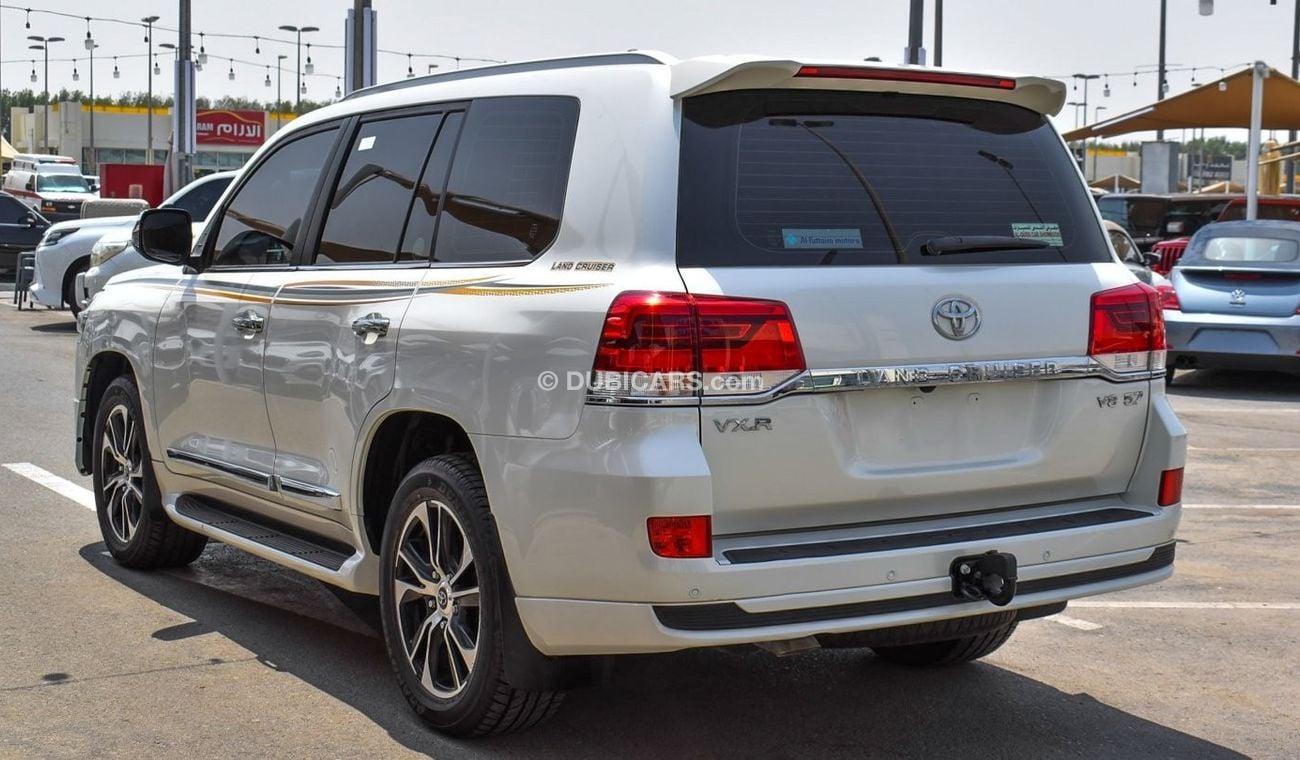 Toyota Land Cruiser VXR V8 5.7 L