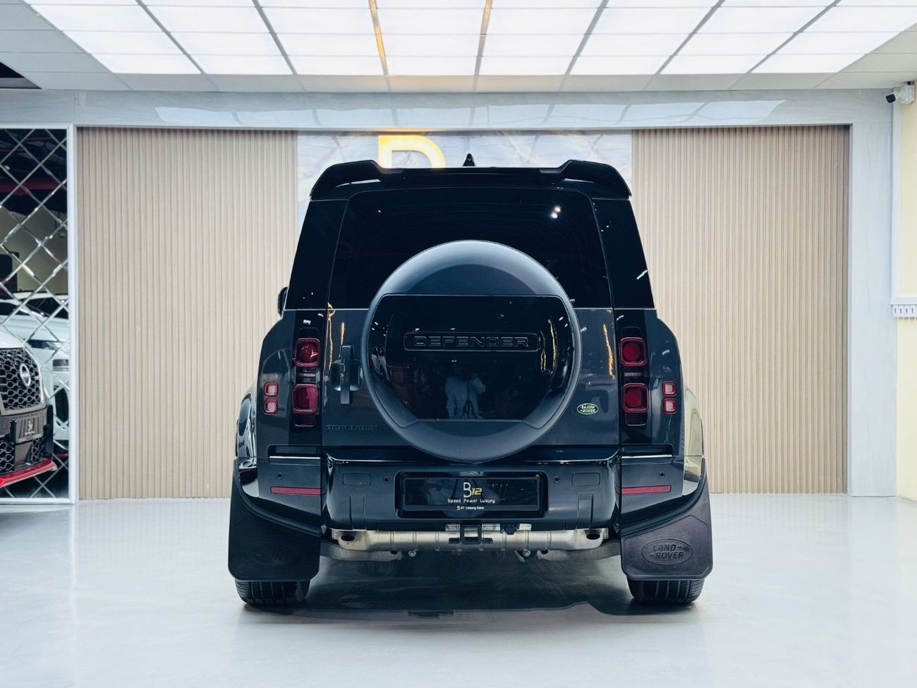 Land Rover Defender P300 90 SE 2.0L (5 Seater)