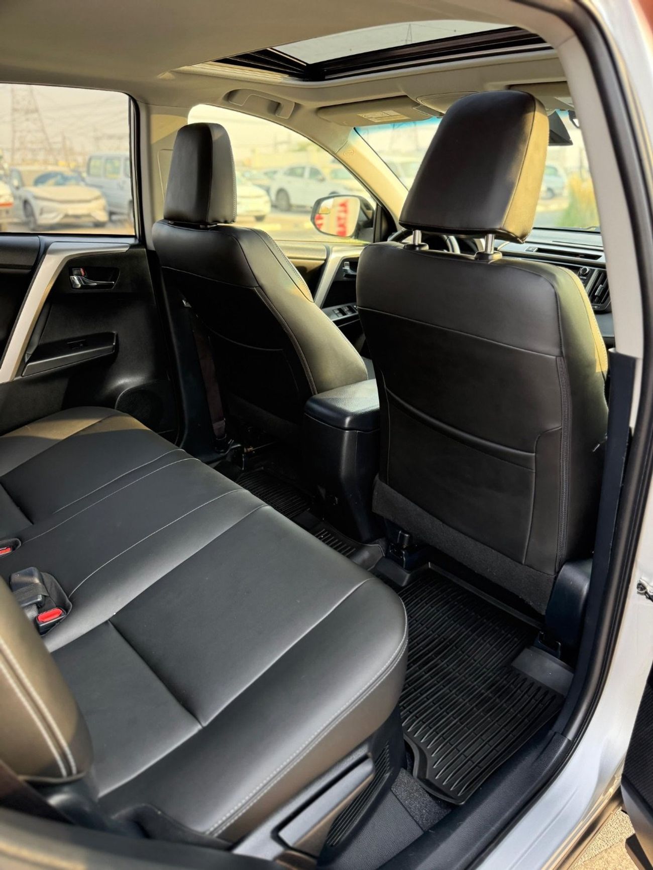 تويوتا راف ٤ XLE Hybrid sunroof,push start full Option