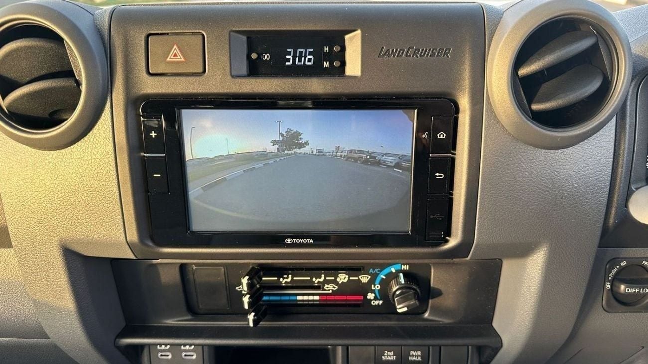 تويوتا لاند كروزر بيك آب AUTO 2.8 DIESEL