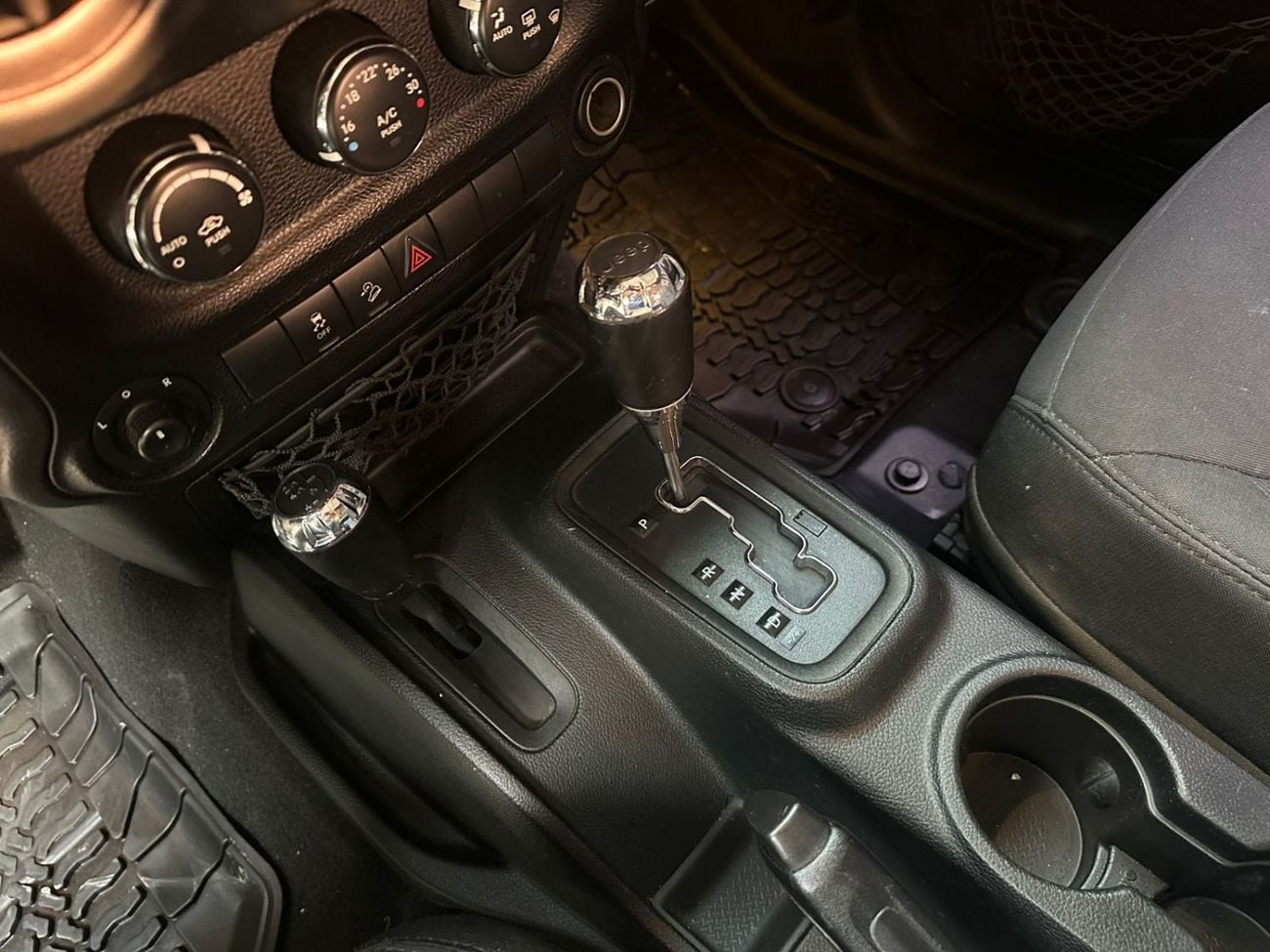 Jeep Wrangler Sahara 3.6L A/T