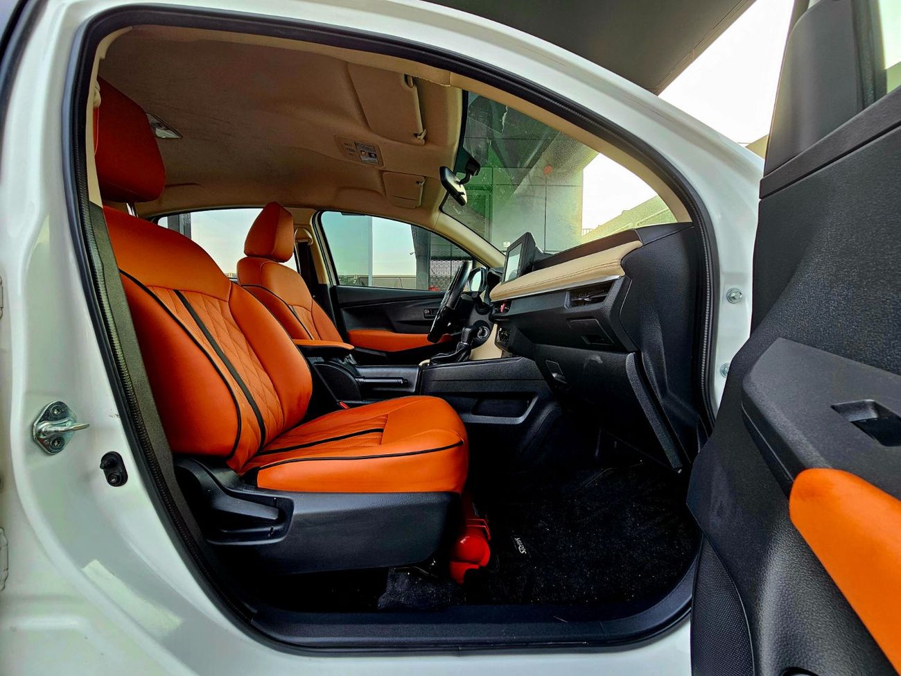 تويوتا يارس SE/ 1.5 V4 / LEATHER SEATS/ LOW MILEAGE/ SINGLE OWNER