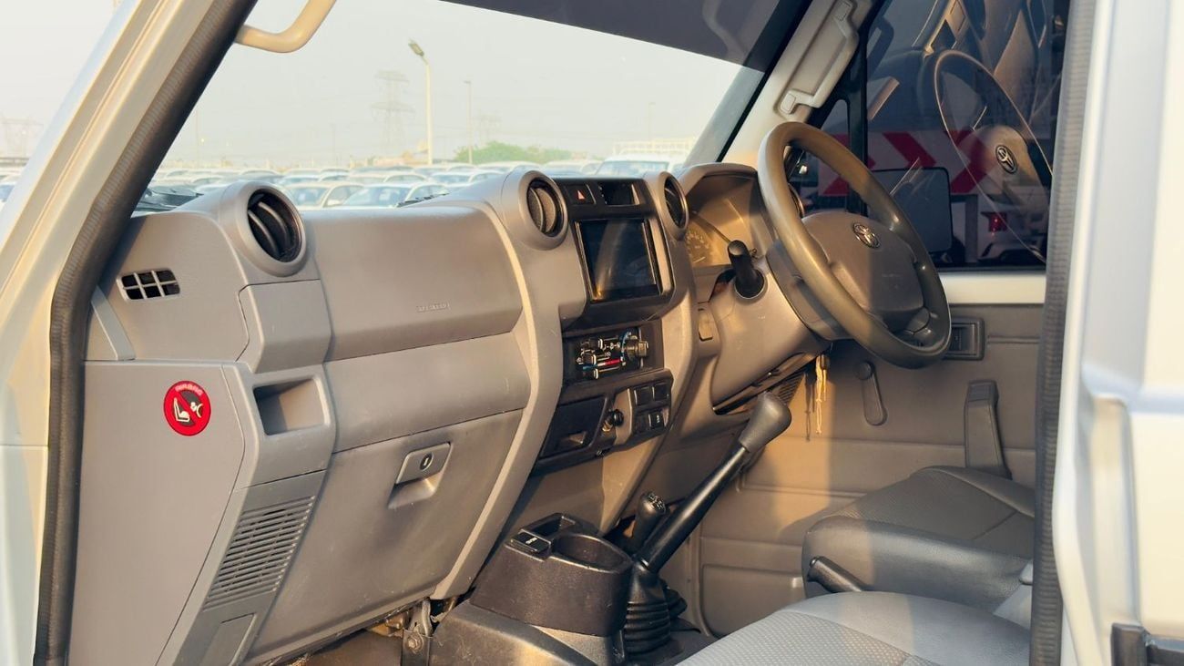 Toyota Land Cruiser Pick Up MANUAL TRANSMISSION | 4WD | SINGLE CAB | 4.5L DIESEL ENGINE | BULL BAR WITH FOCUSED LED LIGHTS