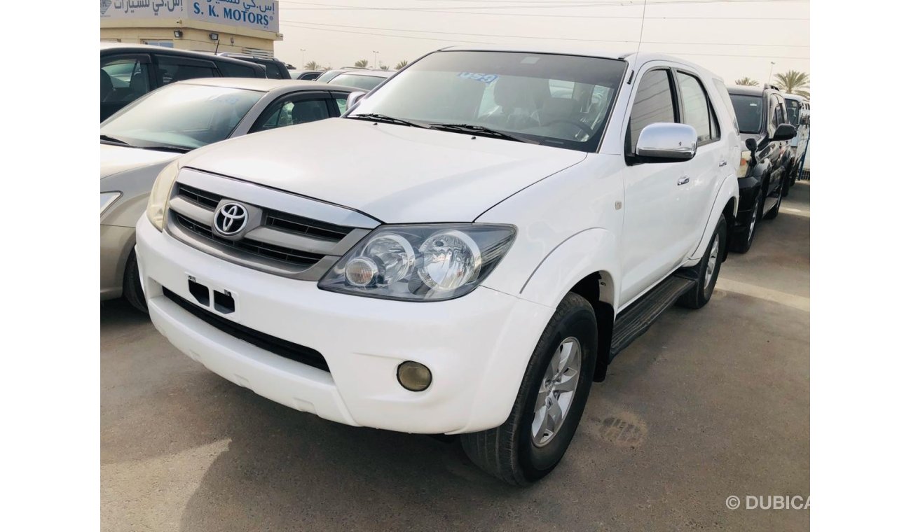 Toyota Fortuner 2.7L PETROL-ALLOY WHEELS-DVD-CLEAN INTERIOR-MINT CONDITION-GCC RTA PASSED