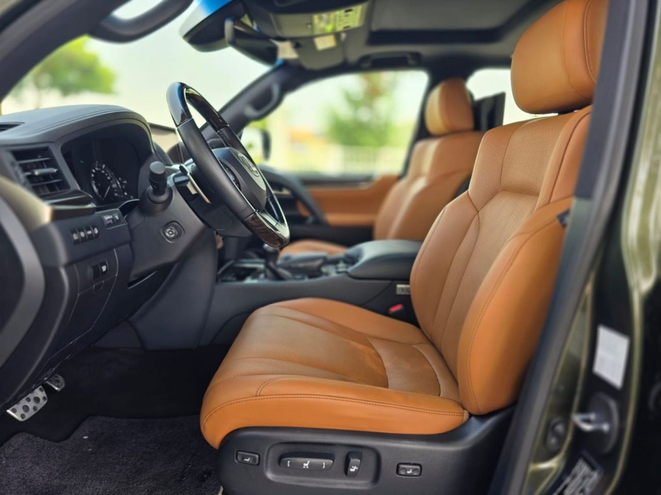 Lexus LX570 SIGNATURE FULL OPTION 2021 GCC AL FUTTAIM LEXUS LOW MILEAGE WITH AGENCY SERVICE HISTORY IN MINT COND