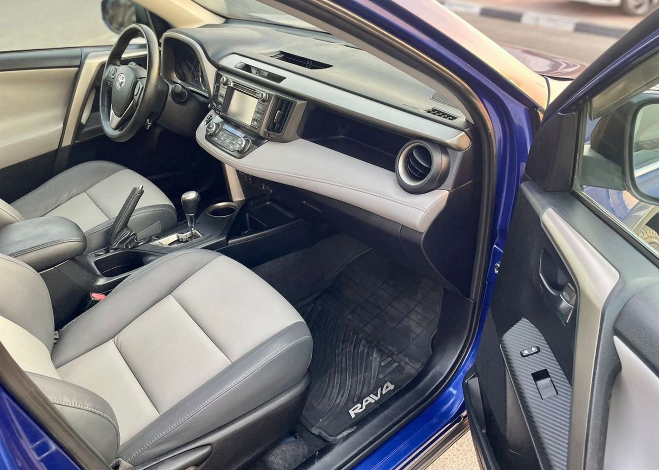 Toyota RAV4 2015 Toyota Rav4 Limited Edition 2.5L V4 - AWD 4x4 - Full Option BSM Radar & Trunk Auto - 139,000 Mi