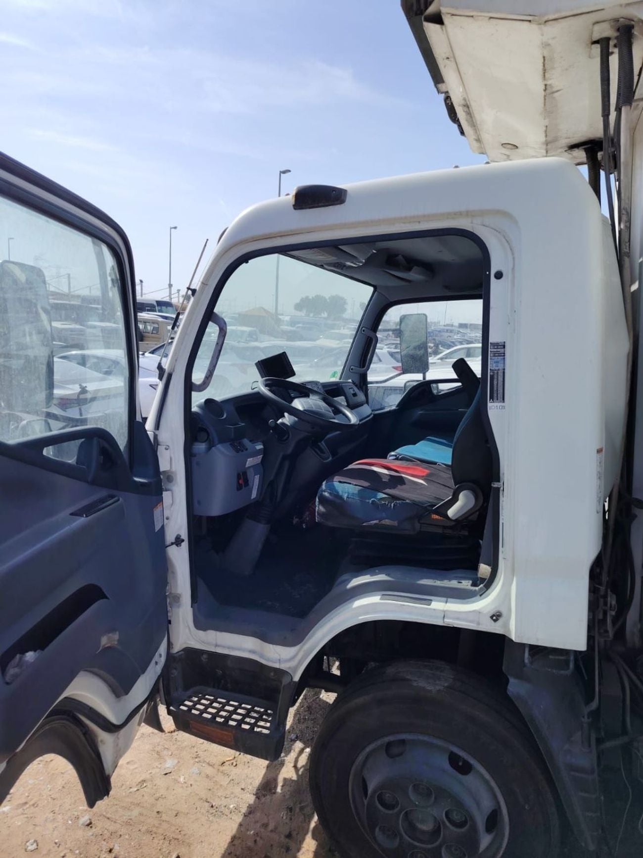 ميتسوبيشي فوسو كانتير  MITSUBISHI FUSO ROSA USED WITH NEW REFRIGERATOR BOX EUROPEAN SPECS 2014 MODEL