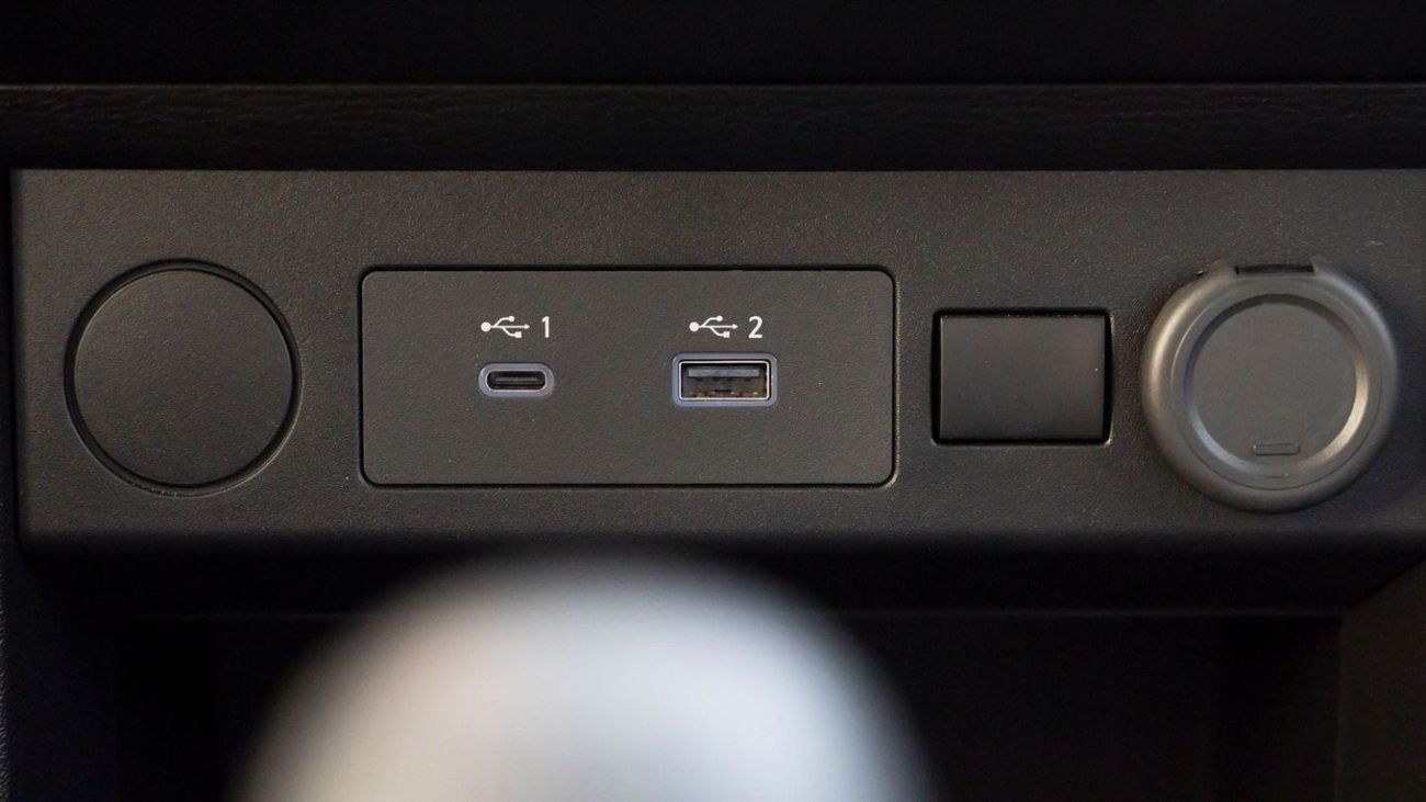 Mitsubishi L200 MITSHUBISHI L200 2.4L PETROL 2024 MODEL YEAR MANUAL TRANSMISSION