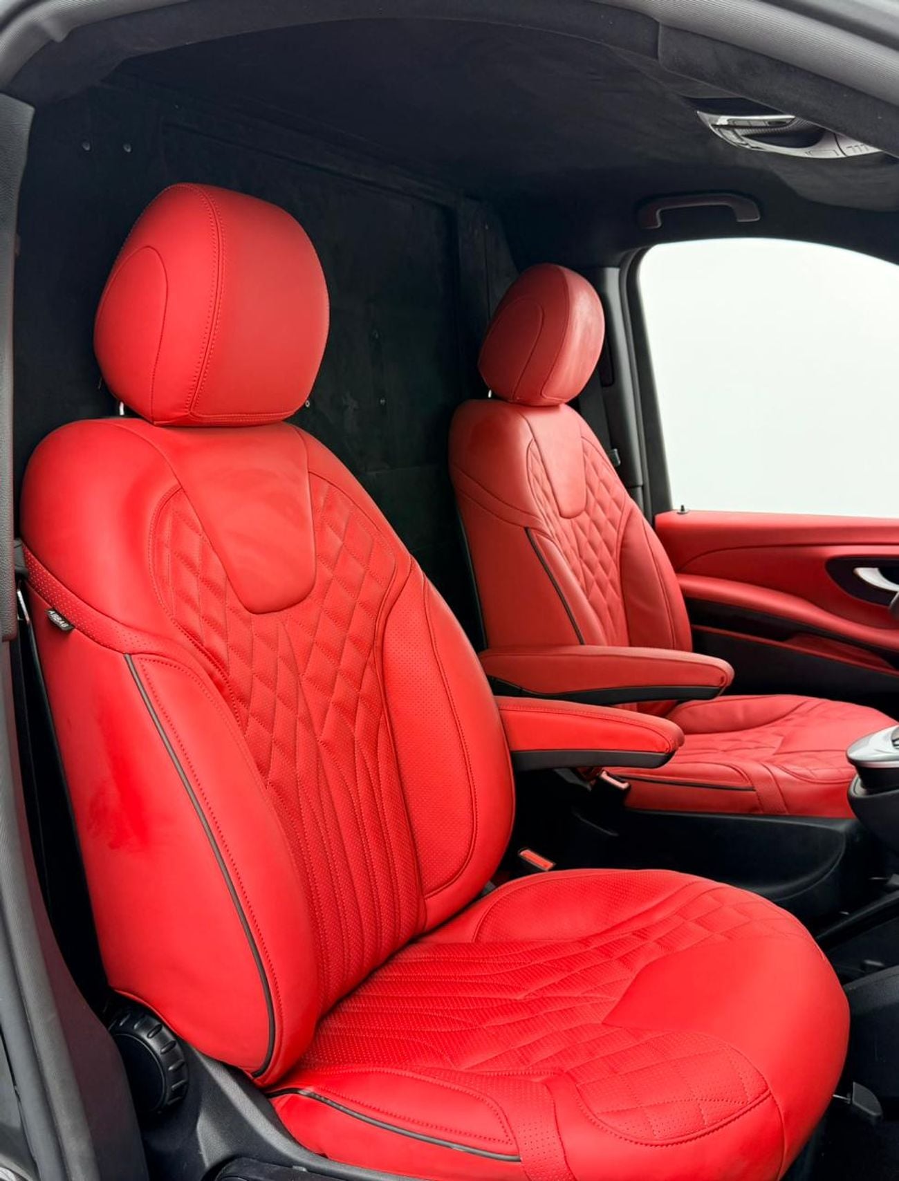 مرسيدس بنز V 250 2024 Mercedes Maybach V250, Warranty, Very Low Km, Fully Loaded, Excellent Condition, GCC