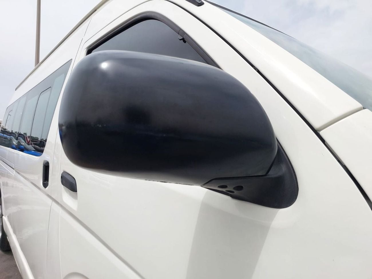 Toyota Hiace TOYOTA HIACE COMMUTER VAN RHD 2015 MODEL 3.0 L DIESEL AUTOMATIC(PM15106)