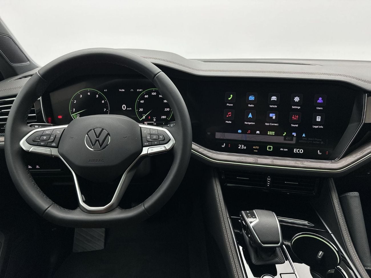 فولكس واجن طوارق | 42,100 AED SAVINGS from New Car | ONLY 3,796 KM | As-New Flagship Luxury | Warranty and Free Servi