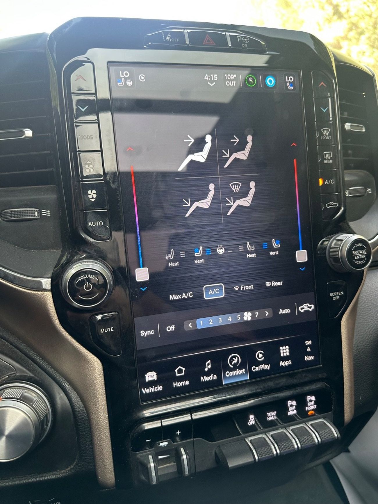 رام 1500 2022 Laramie | 5.7L HEMI V8 | 4x4 | Full Option | American Specs | Low mileage