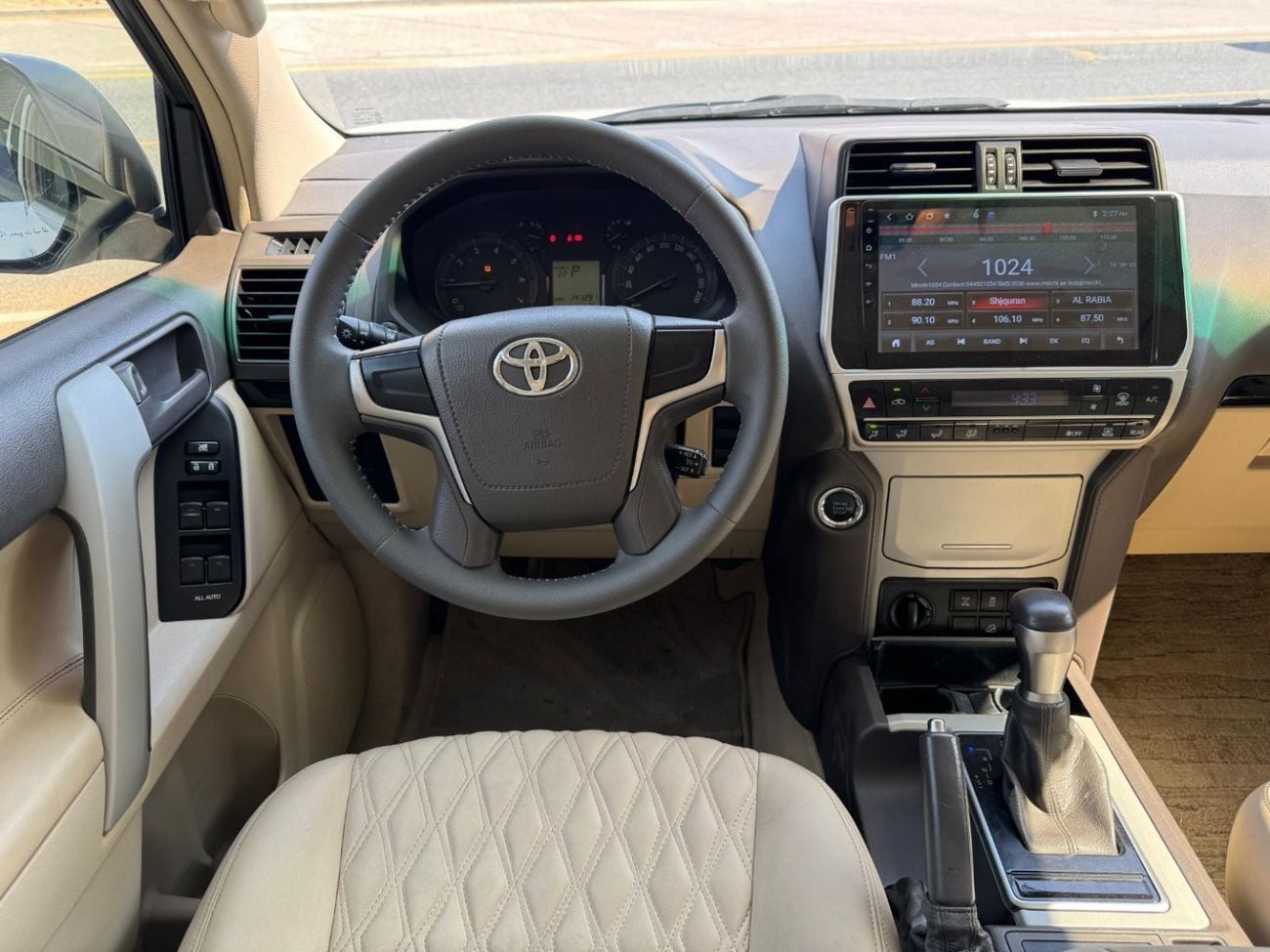 تويوتا برادو V6 4.0L / GCC / 4X4 / BIG SCREEN / FRIDGE / 7 SEATER / IN PERFECT CONDITION