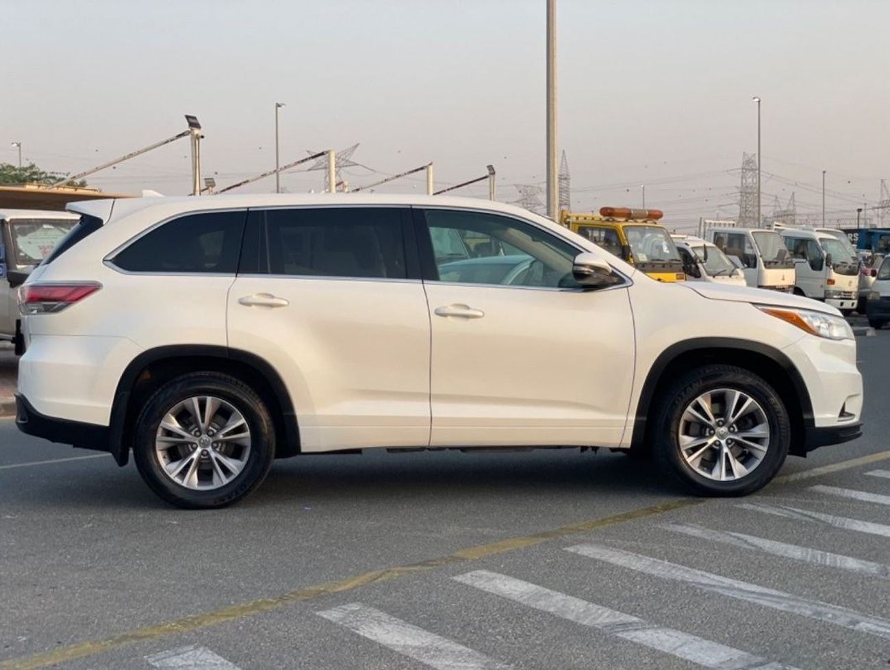 تويوتا هايلاندر 2015 Toyota Highlander LE+ 4x4 AWD - Trunk Auto Rear CAM - 7 Seater - 98,000 Mileage