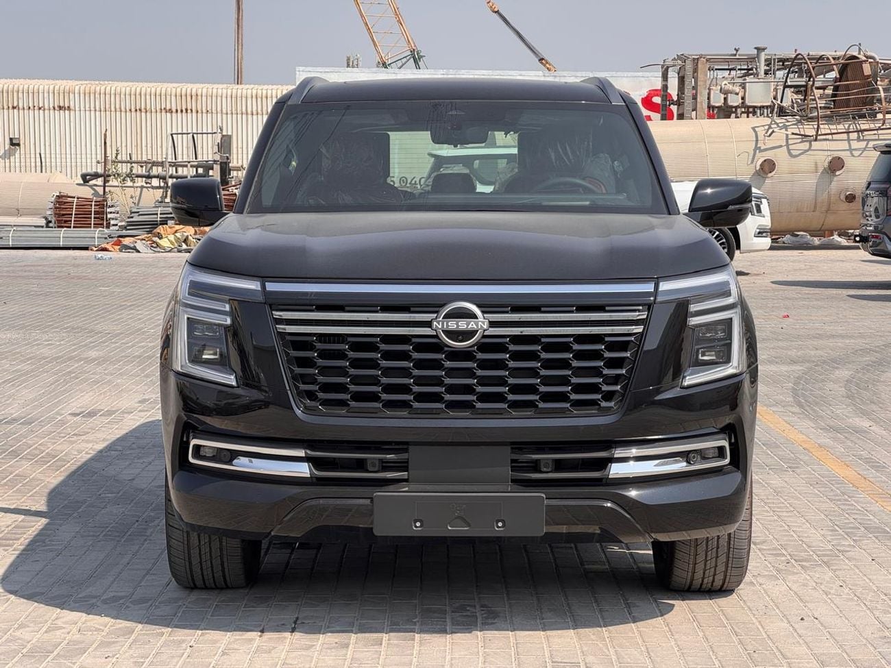 نيسان باترول LE بلاتينيوم سيتي (اللون الخارجي: أسود، اللون الداخلي: عنابي)