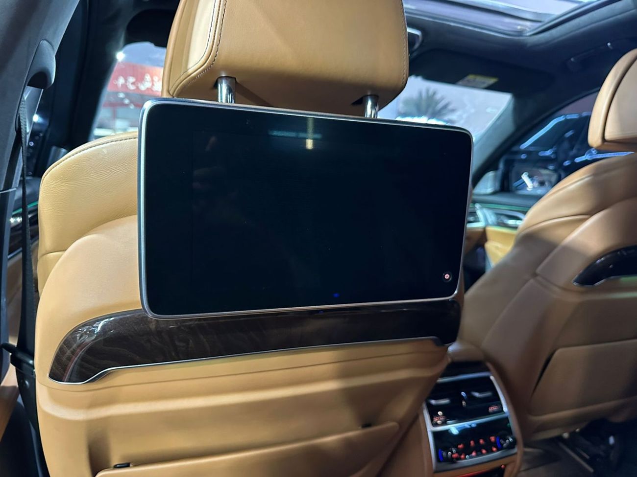 بي أم دبليو 750Li Luxury 4.4L (443 HP)