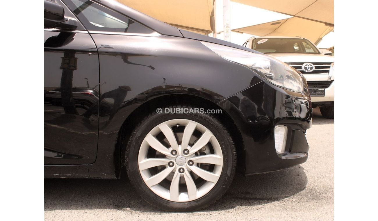 Kia Carens EX KIA CARENS - 2016 - MID OPTION - ENGINE 1600 CC - GCC - PERFECT CONDITION INSIDE OUT