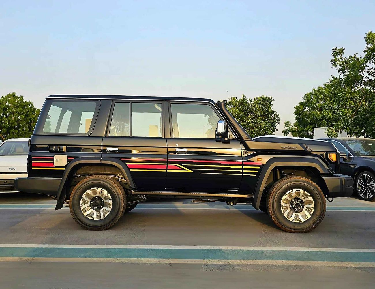 Toyota Land Cruiser 70 LC76  / A/T / 2.8L V4 DIESEL / WINCH SNORKEL / DVD CAMERA / HIGH OPTION / CODE # LX-Z