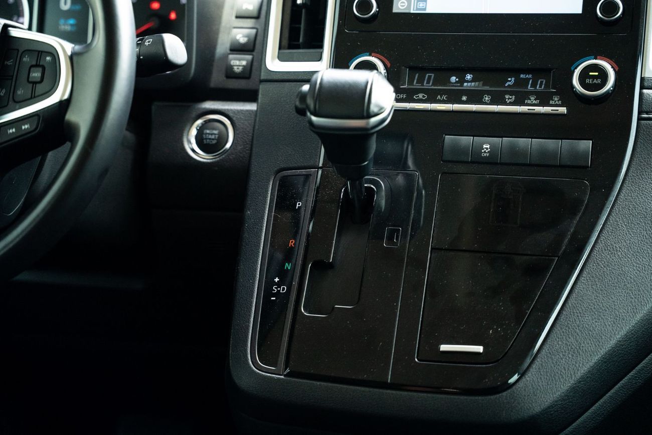 Toyota Granvia 3.5L Premium Premium 2023 3.5L V6 Full Service History GCC