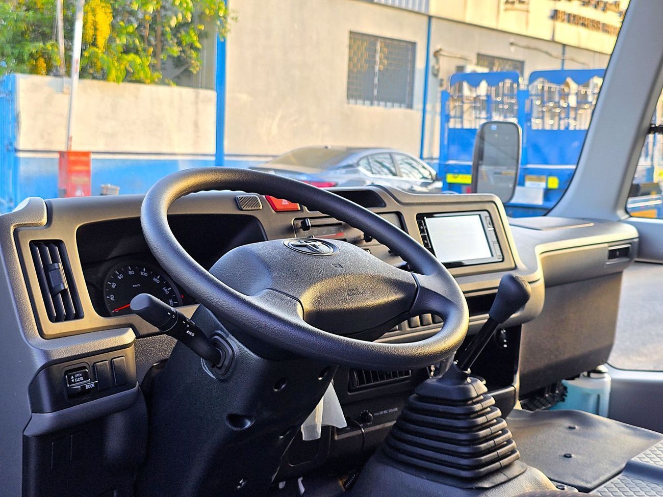 Toyota Coaster AL FUTAIM - TOYOTA COASTER PETROL 2.7 MT - AUTO DOOR - 23 SEATER  - 2025 MODEL - WHITE 