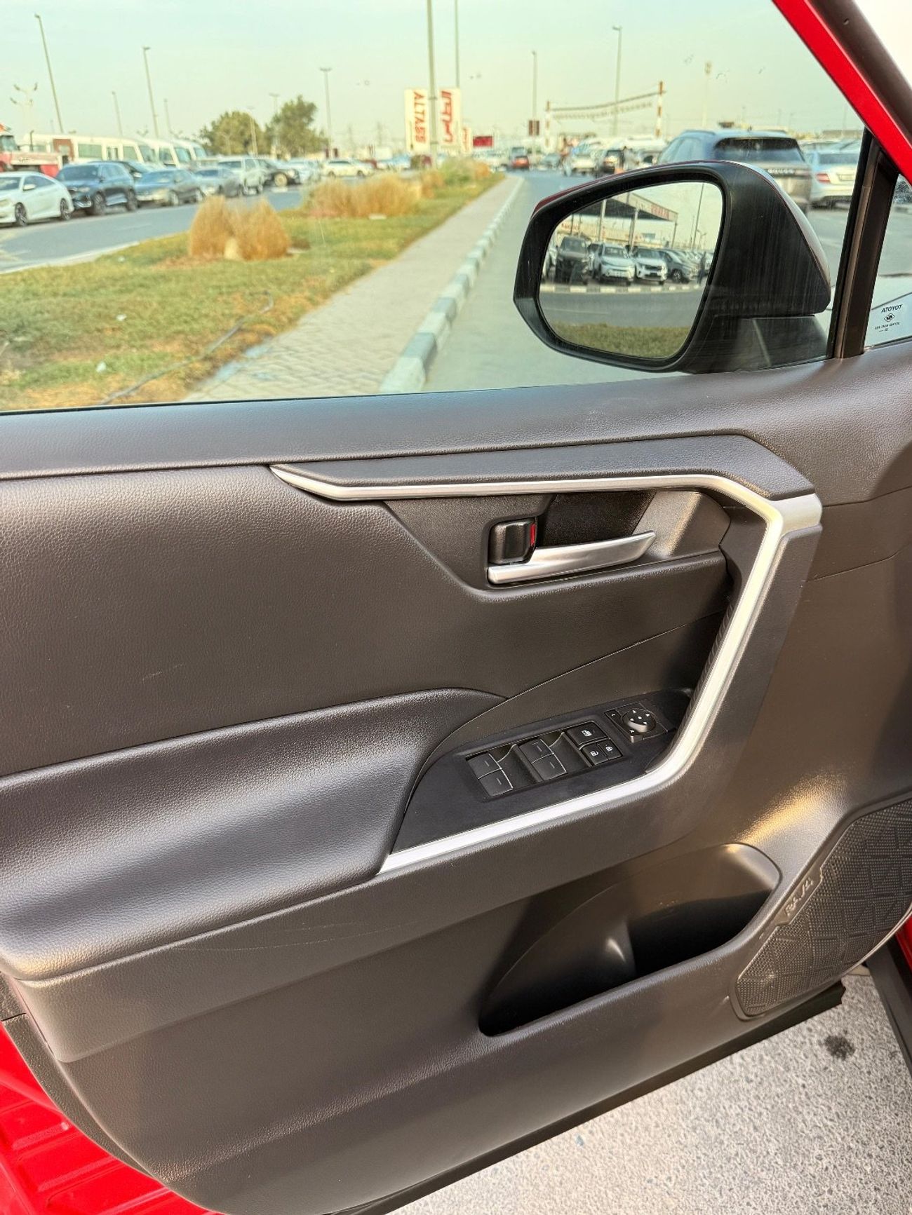 تويوتا راف ٤ XLE AWD 2.5 Sunroof  2024