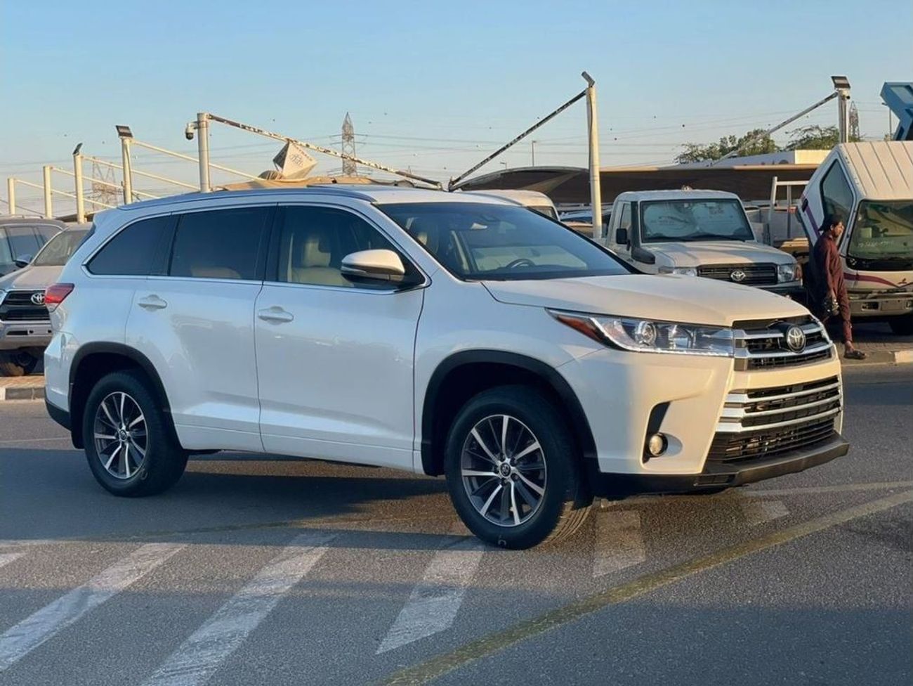 Toyota Highlander 2018 Toyota Highlander XLE 3.5L V6 Full Option Sunroof 7 Leather Seats - Radar & BSM Auto Trunk -