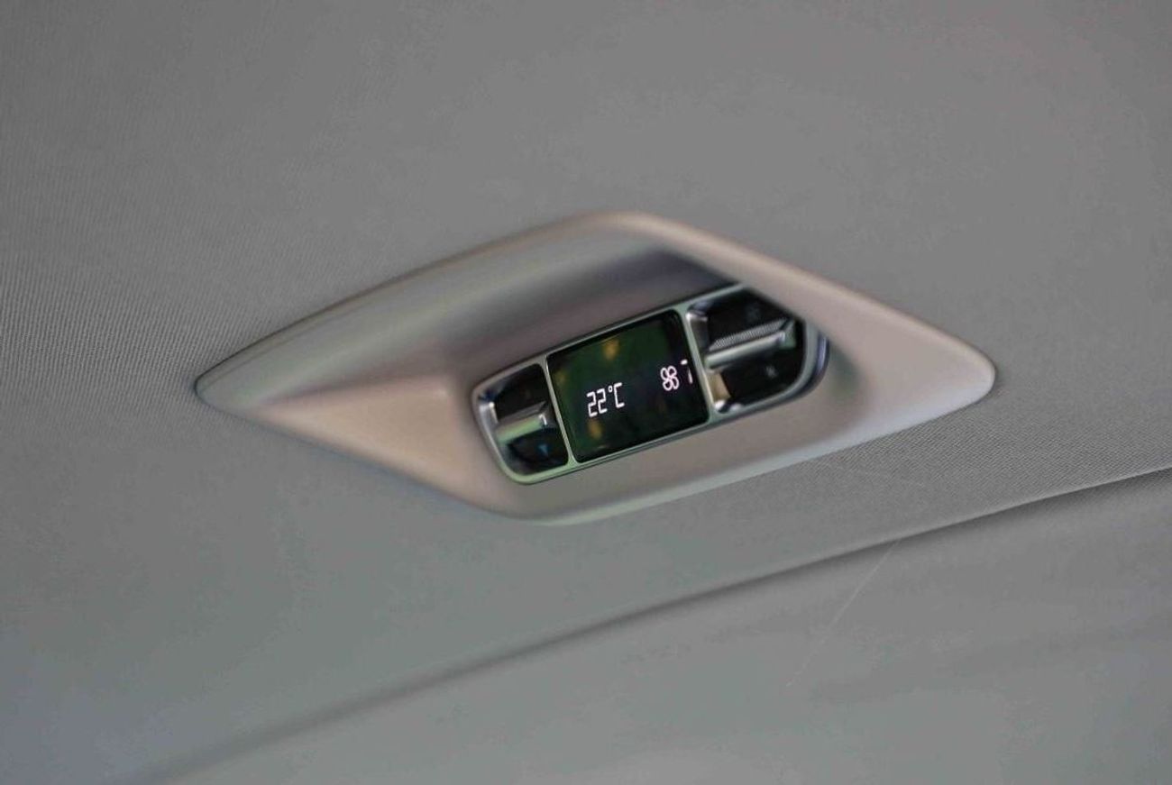 مرسيدس بنز V 300 2025 MERCEDES BENZ V300 EXTRA LONG 2.0 - BLACK inside BLACK | Export Only