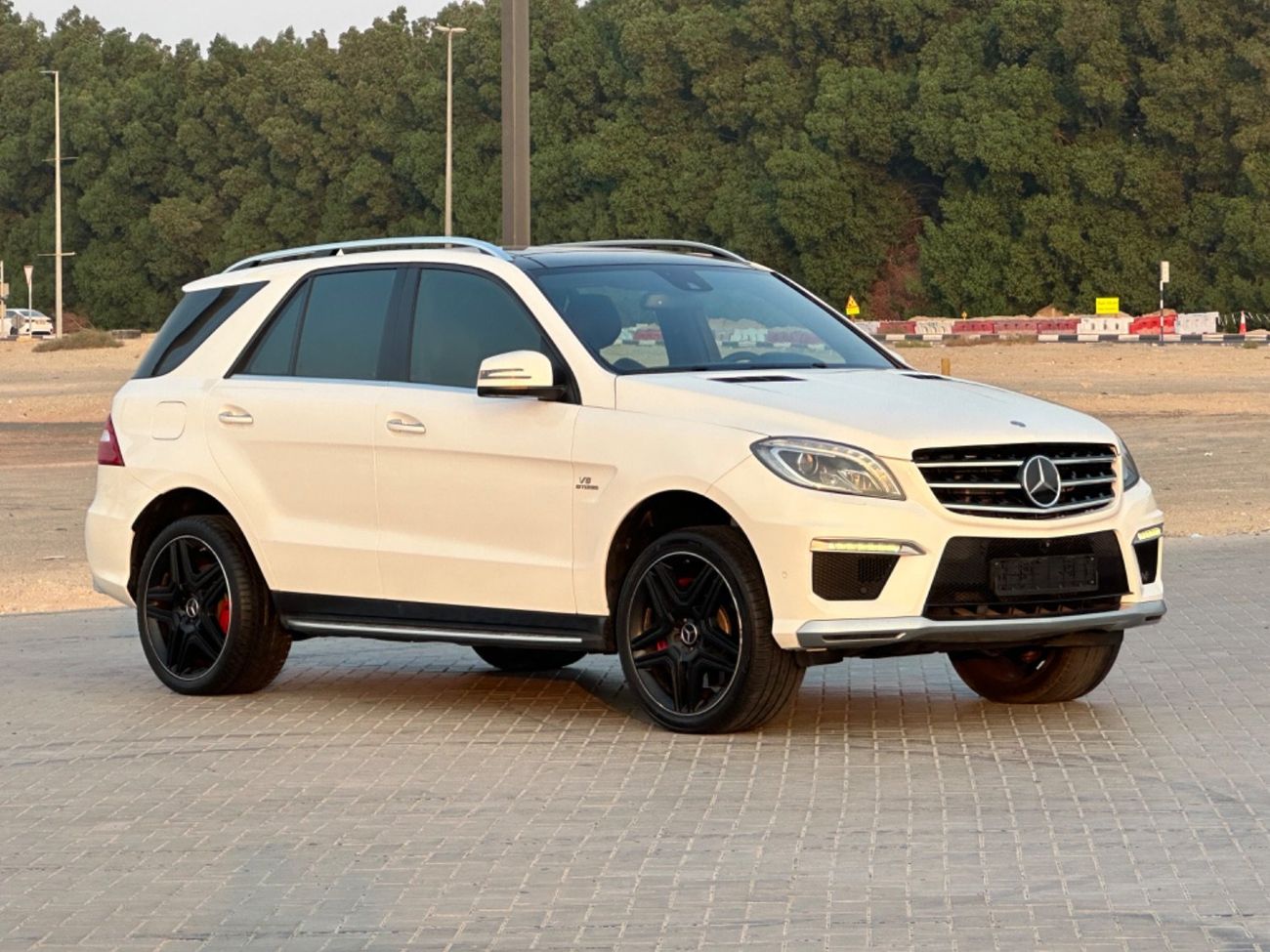 مرسيدس بنز ML 63 AMG موديل 2015 حاله ممتازه صبغ وكاله بالكامل فل مواصفات بانوراما وردار