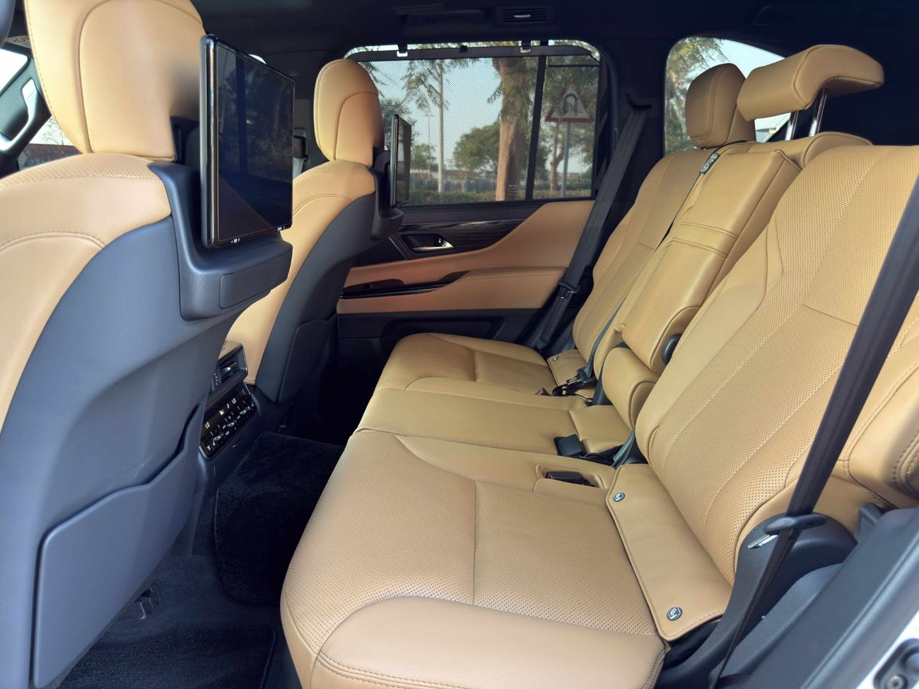 لكزس LX 700h Signature