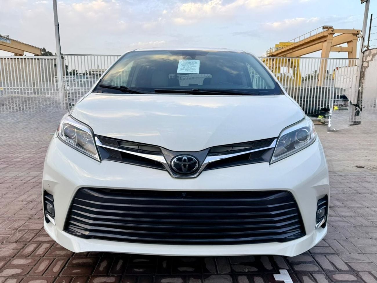 Toyota Sienna 2018 TOYOTA SIENNA XLE 360 cam  full option Ready  White