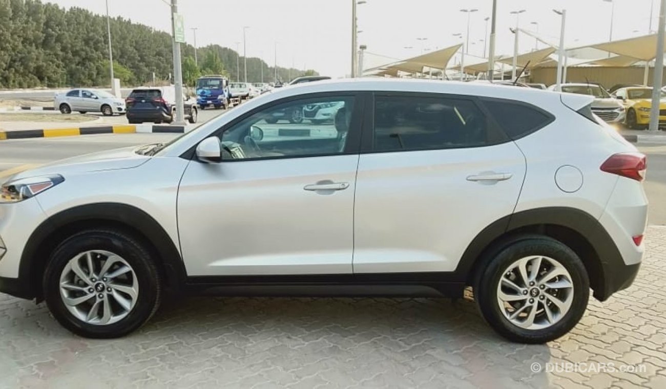 Hyundai Tucson SE - Very Clean Car